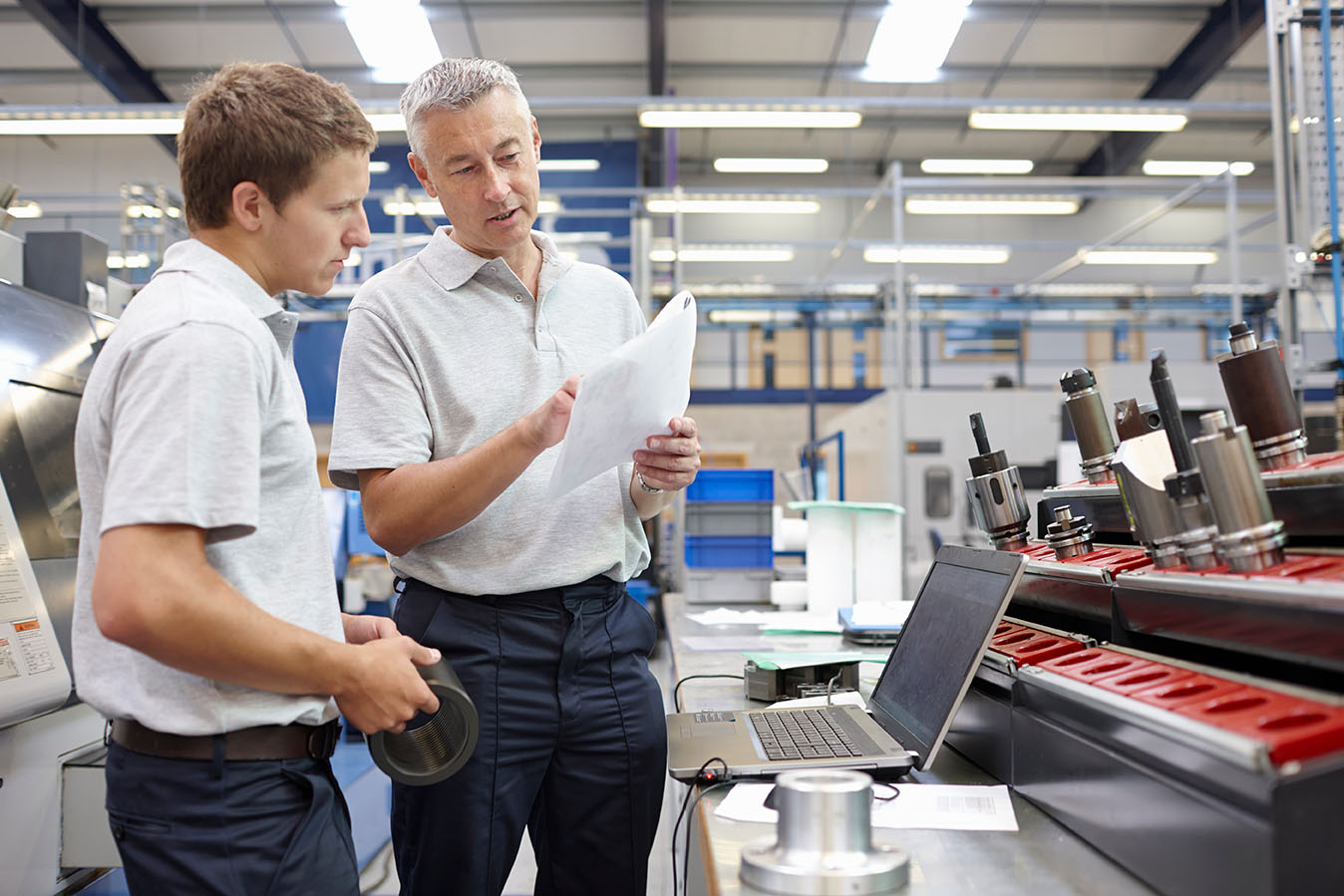 worker-and-manager-meeting-in-engineering-warehous-2021-11-10-18-31-42-utc(1)